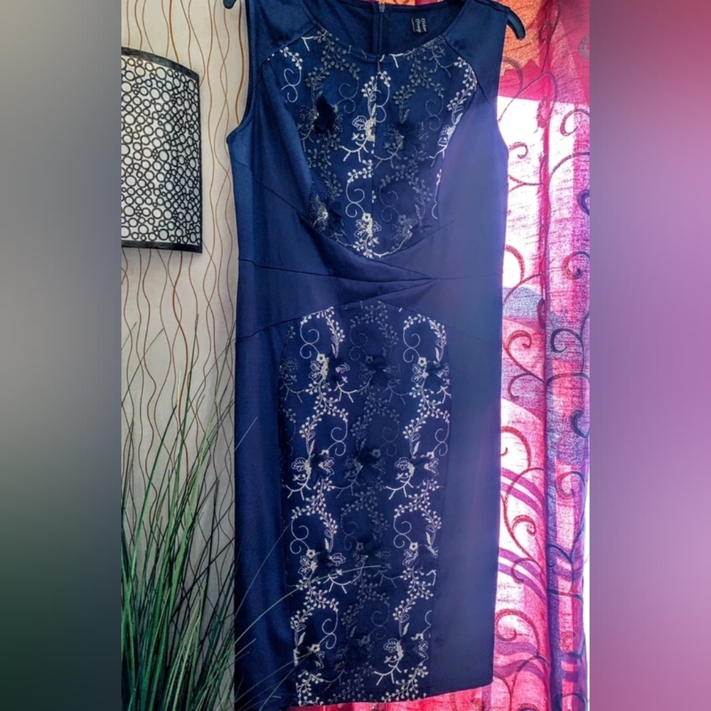Elegant Navy Blue Sleeveless Embroidered Sheath Dress